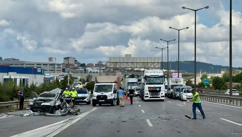 Otoyolda Meydana Gelen Kazada Üç Kişi Araçta Sıkıştı!