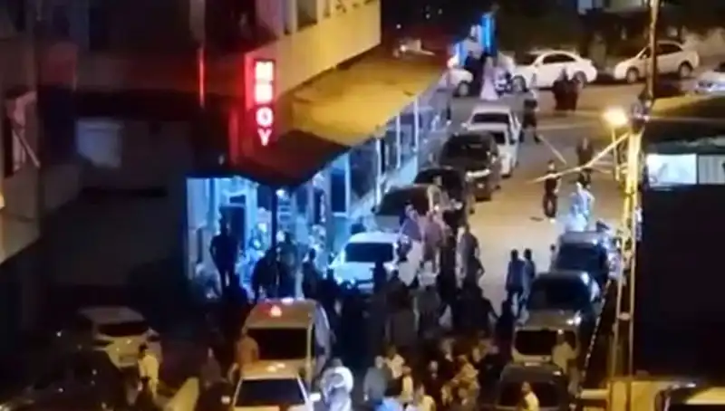 Düğün Kutlamasında Şaşırtan Olay: Arabayla Kalabalığa Daldı