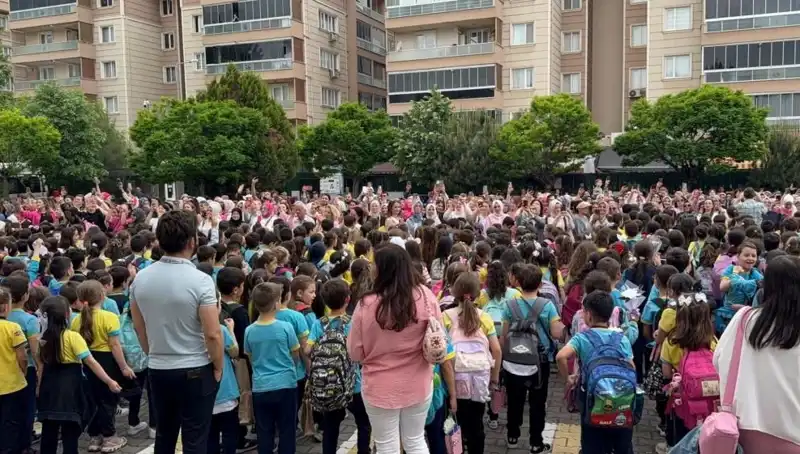 Öğrencilerden Annelere Duygusal Surprise: Gözyaşları Sel Oldu!