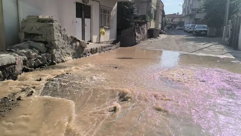 İlçede İçme Suyu Hattı Patladı, Çarşı Sular Altında Kaldı!