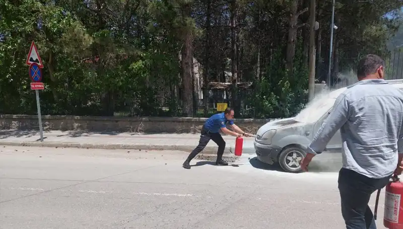 Emniyet Binası Önünde Araç Yangını: Polis Hızla Müdahale Etti