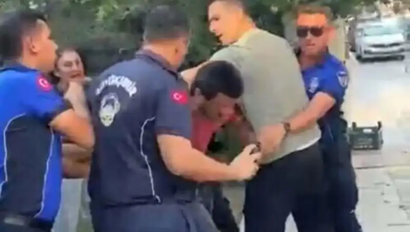 Seyyar Satıcıya Sokak Ortasında Dayak: Zabıtadan Skandal Görüntüler