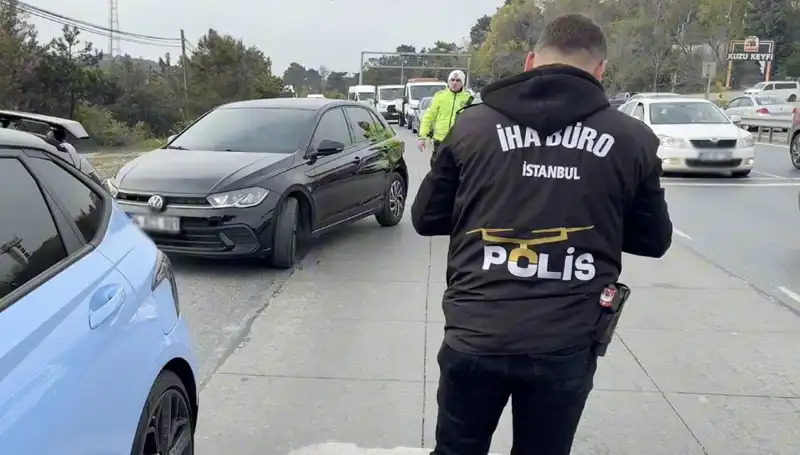Emniyet Şeridini İhlal Eden Sürücü, Yolda Garip Bir Suçla Karşılaştı