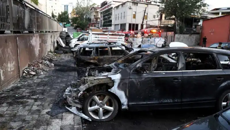 Sanayi Sitesinde Tamir Bekleyen Araçlar Alev Alev Yandı