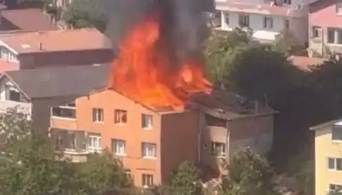 İstanbul’da Yangın Paniği: Dört Kişi Binada Mahsur Kaldı