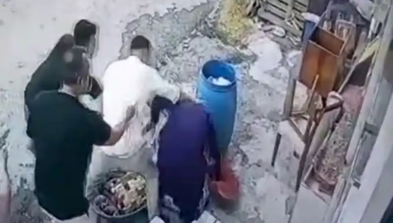 Başakşehir’de Baba ve Oğlu, Bidon Kavgasında 58 Yaşındaki Kadını Darbetti