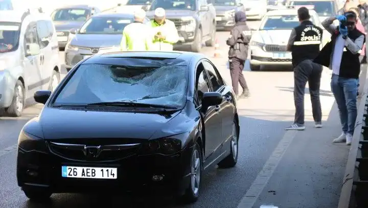 Genç Adam, Polis Kimlik Sorduğu An Köprüden Atlarken Arabanın Üstüne Düştü