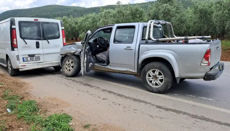 Bursa’da Minibüs ile Kamyonet Çarpıştı: İki Yaralı Trafik Kazası