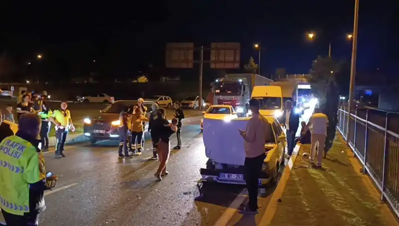 Otoyolda Kuralsız Geri Dönüş Kazası: İkisi Çocuk Dört Yaralı