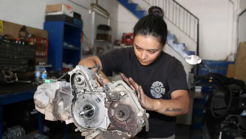 33 Yaşındaki Kadın, Motor Ustası Olmak İçin Cesur Bir Adım Attı