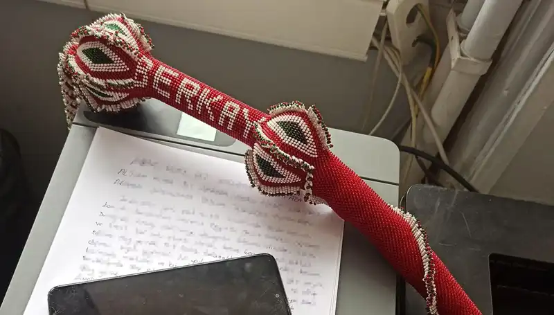 Kırbaçlı Saldırganlardan Kaçarken Hayatını Tehlikeye Atan Genç