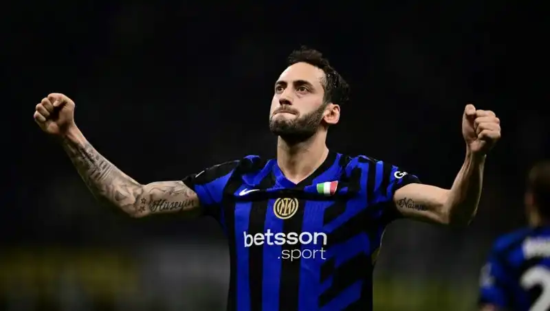 Hakan Çalhanoğlu Tatilde Ama Inter'e Dönüşü İçin Menajeriyle İstanbul'da Görüştü