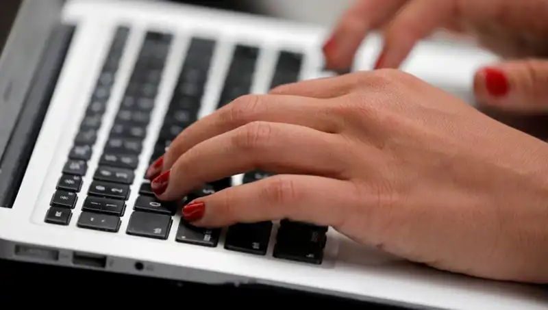 Laptop Mikrofonları Sizi Kapalıyken Dinleyebilir Mi? Tehlikeleri Anlatıyoruz!