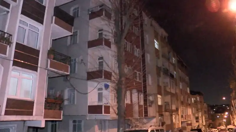 Altı Katlı Binada Panik: Kolonlardan Gelen Sesler Apartmanı Boşalttı!