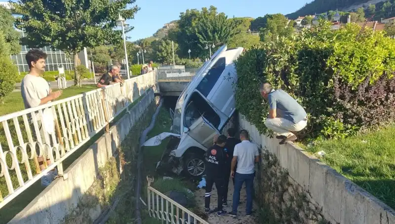 Muğla'da Direksiyon Manevrası Sonrası Kaza: Olayın Ayrıntıları