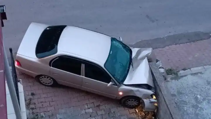 Kontrolü Kaybeden Araç Duvara Çarptı: Olay Yerinden Son Gelişmeler