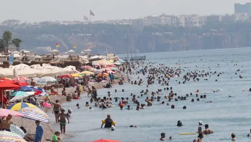Antalya'da Deniz ve Hava Sıcaklıklarında Rekor! Yaz Tatili İçin İdeal Koşullar