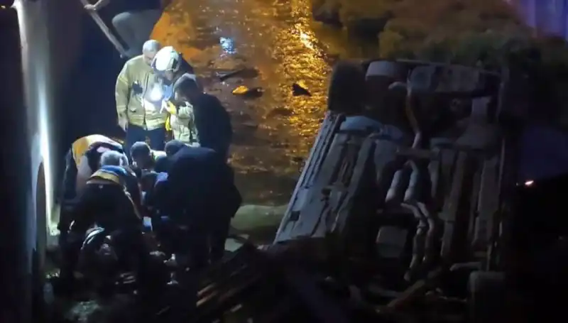 Sürücü Kaza Yaptı, Yaralıyı İtfaiye Kurtardı: Olay Anı ve Detaylar