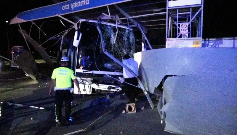 Dikkatsiz Sürücü Otobüs ile Oto Yıkamaya Daldı: 8 Yaralı!
