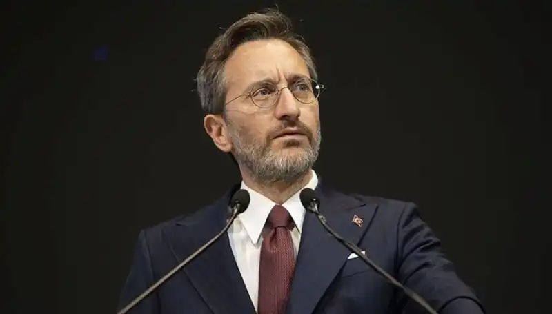 Fahrettin Altun'dan Özgür Özel'e Sert Yanıt: Siyasi Tartışmalar Kızışıyor