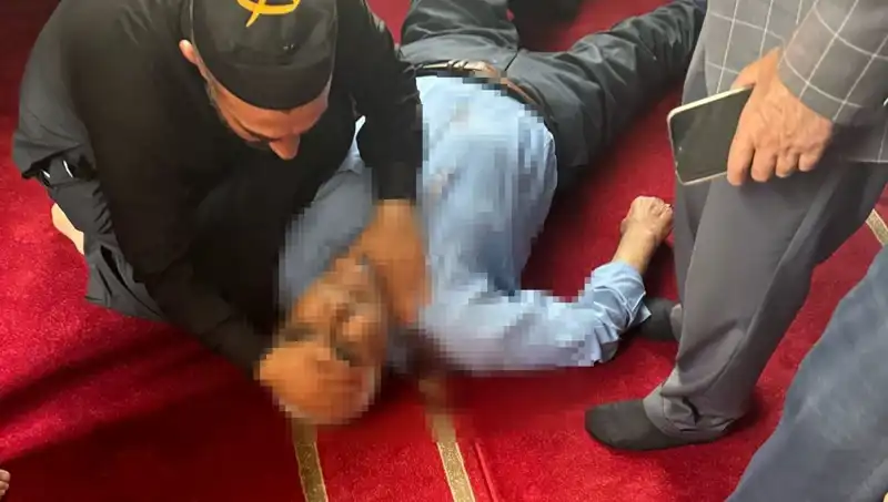 Camide Namaz Kılarken Bıçaklanan Adamın Hayatı Tehlikede
