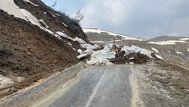 Muş'ta Heyelan Sonrası Kapanan Yol Tekrar Ulaşıma Açıldı!