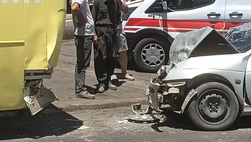 Halk Otobüsü ve Araç Çarpıştı: İki Kişi Yaralandı