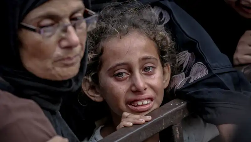 Gazze’de Açlık Savaşları: İsrail Askeri Yiyecekleri Neden Toprağa Gömüyor?
