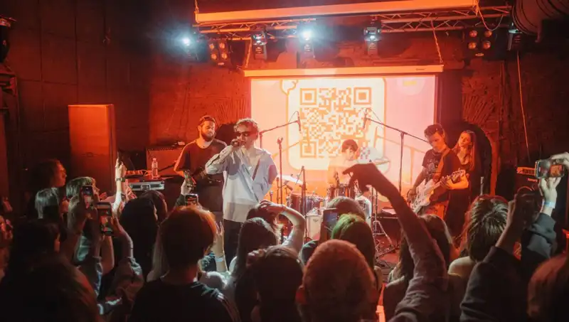 Savaşın Pençesindeki Şehirde Aynı Anda Saldırı ve Konser