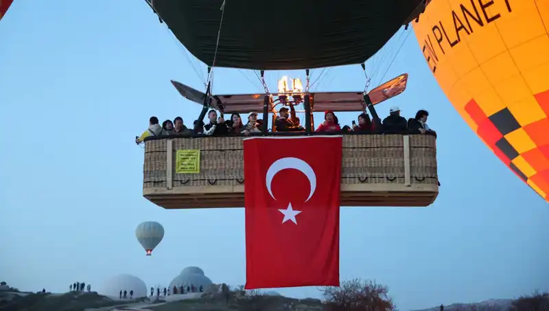Kapadokya'da 23 Nisan Coşkusunu Balonlarla Uçuran Türk Bayrakları