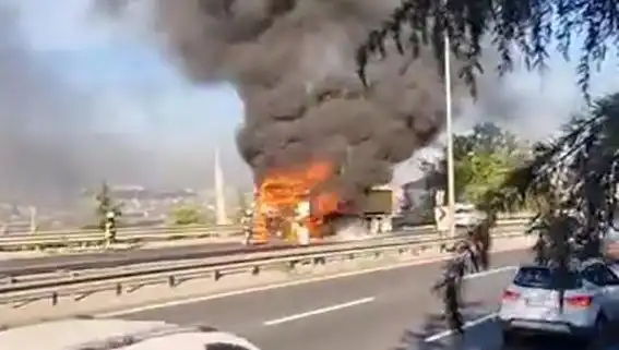 D-100 Karayolu'nda TIR Yangını Trafiği Felç Etti, Yolcular Dört Gözle Bekliyor!
