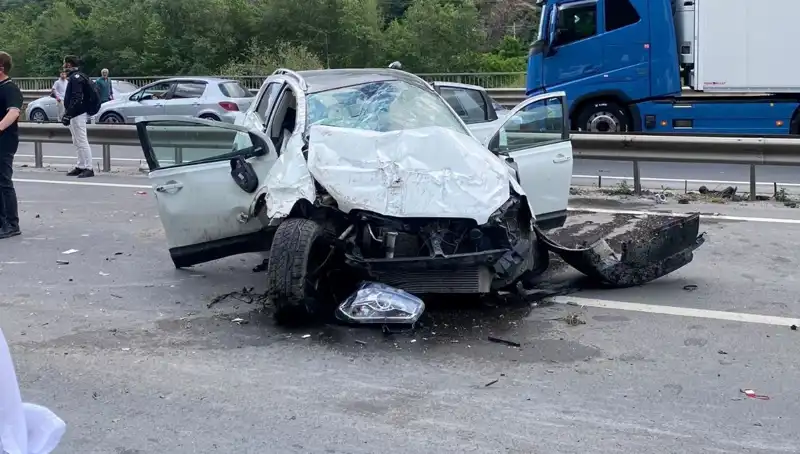 Otomobilin Kontrolden Çıkması Sonucu 3 Kişi Yaralandı