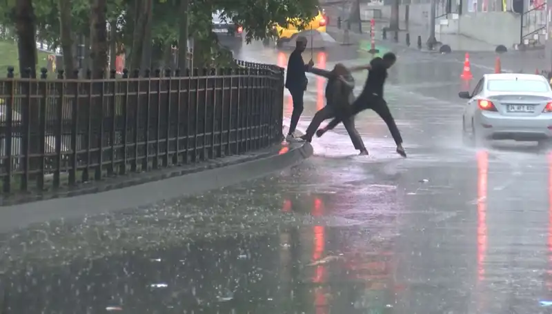 İstanbul ve İzmir İçin Meteorolojiden Turuncu Kodlu Uyarı Geldi!