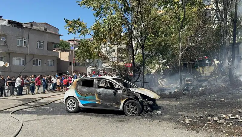 Gecekonduda Çıkan Yangın, Park Halindeki Araçları Tehdit Etti!