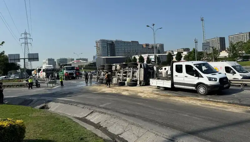 D-100 Yan Yolda Beton Mikseri Devrildi: Olay Yerinde Panik