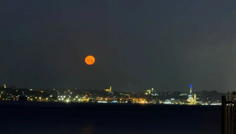 Çilek Dolunayı İstanbul'u Büyüledi: Göz Kamaştıran Manzaralar ve Anılar