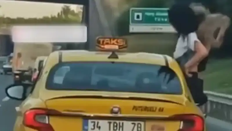 TEM’de Şaşkına Çeviren Olay: Taksinin Camından Sarkan İki Genç