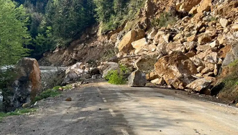 Giresun’da Yaşanan Heyelan, Ulaşımı Olumsuz Etkiledi: Detaylar İçin Tıklayın!