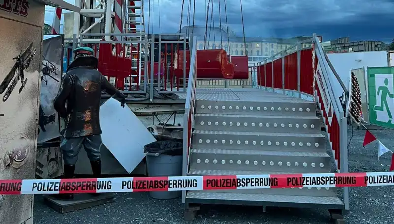 Salıncak Kazasında Facianın Eşiğinden Dönüldü: Reklam Direkleri Tehlikesi