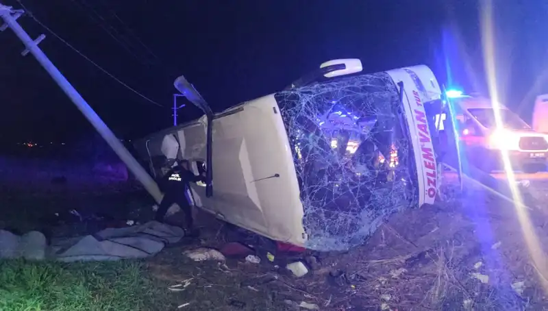 Van’da Yolcu Otobüsü Devrildi: 28 Kişi Yaralandı, Olay Yerinde Panik!