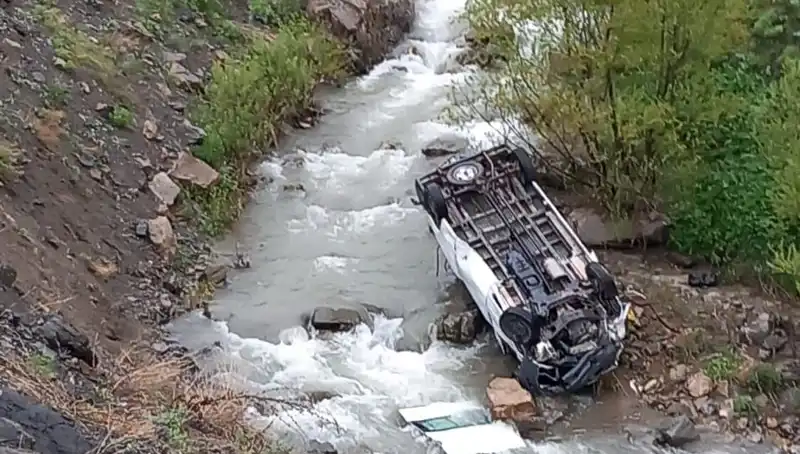Hakkari'de Minibüs Devrildi: İki Ölü, Üç Yaralı Dinamik Olay
