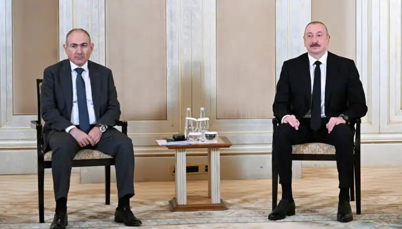 Abu Dabi'de Tarihi Buluşma: Aliyev ve Paşinyan Barış İçin Masada
