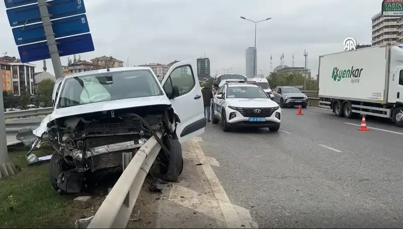 Otoyolda Dehşet Anları: Bariyerlere Saplanan Araç Kazası!