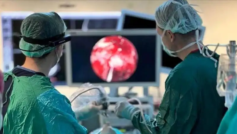 Lazer Ameliyatı İçin "Lazer Parası" İsteyen Cerrah Tutuklandı