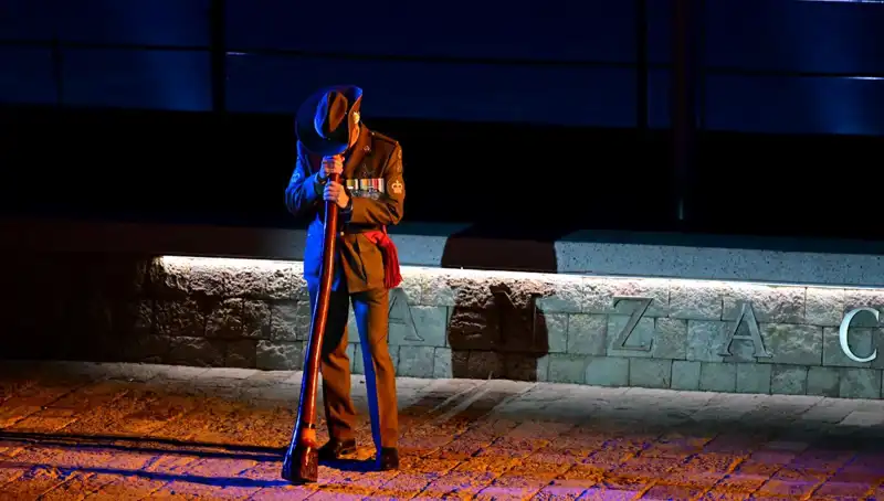 Anzak Koyu'nda Duygusal Şafak Ayini Gerçekleştirildi