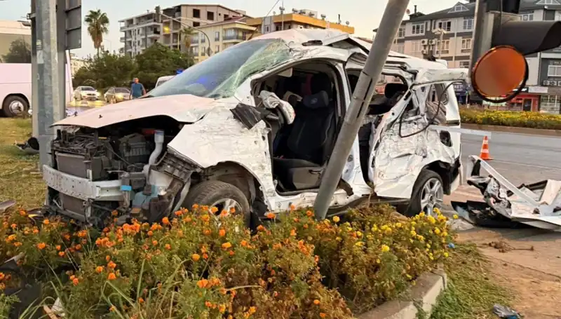 Antalya’da Midibüs ve Hafif Ticari Araç Çarpıştı: Altı Kişi Yaralandı