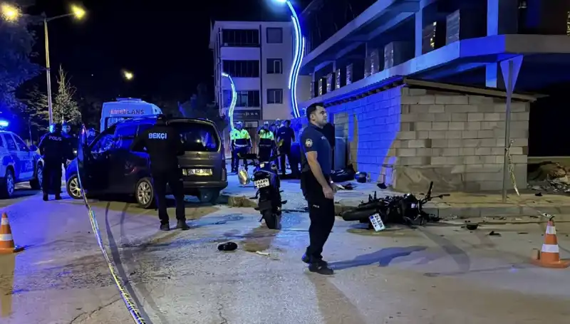 Motosiklet ve Otomobil Çarpışması: 2 Genç Hayatını Kaybetti