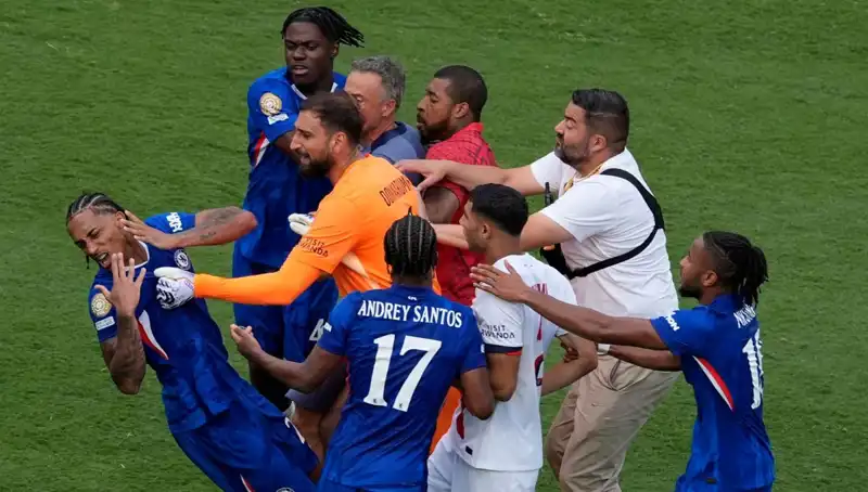 Dev Finalde Şok Gelişmeler: Teknik Direktör ile Futbolcu Arasında Yumruklaşma Üstüne Üstlük