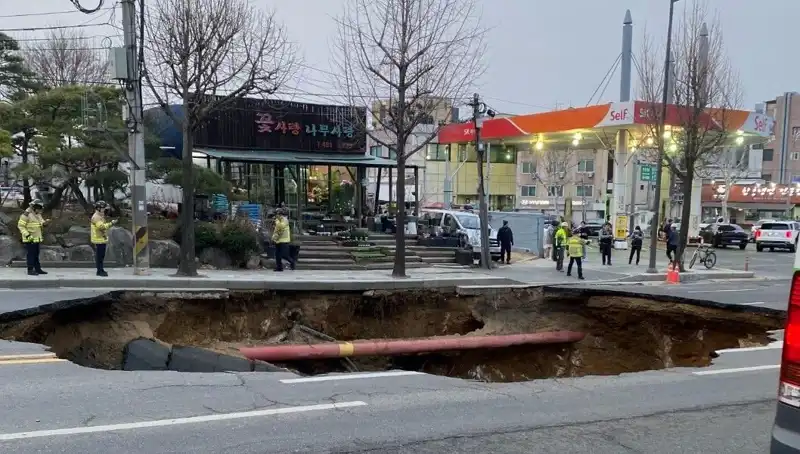 Güney Kore'de Motosiklet Kazası: Dev Çukur Sebebiyle 1 Kayıp ve 1 Yaralı