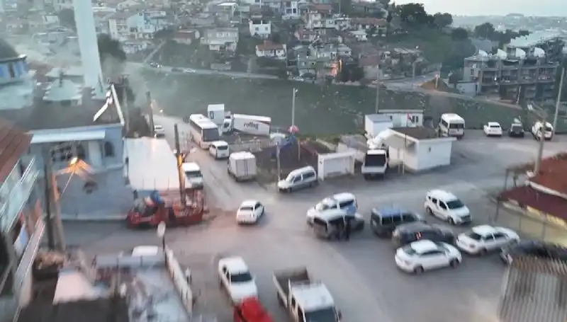 İzmir'de Büyük Operasyon: 99 Gözaltı ve 133 Kişi Eş Zamanlı Yakalandı